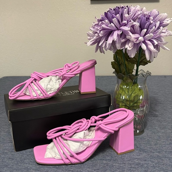 PrettyLittleThing Shoes - NIB PrettyLittleThing Women’s Sz 7 Pink Square Toe Strappy Block Heel Sandals